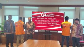 OJK serahkan tersangka penggelapan kepada kejaksaan. Foto:OJK Kepri/matapedia