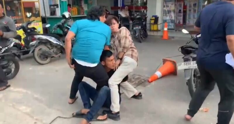 Terduga pelaku curanmor ditangkap buser Polsek Sagulung depan RSUD Embung Fatimah Batu Aji, Batam pada Minggu (7/12/2025). Foto:dok/Istimewa/matapedia