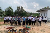 Pegawai Pemasyarakatan se Batam saat membersihkan masjid, Senin (1/12/2025). Foto: Ist/matapedia