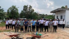 Pegawai Pemasyarakatan se Batam saat membersihkan masjid, Senin (1/12/2025). Foto: Ist/matapedia