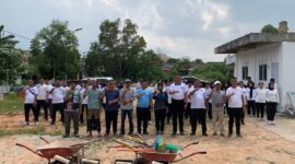 Pegawai Pemasyarakatan se Batam saat membersihkan masjid, Senin (1/12/2025). Foto: Ist/matapedia