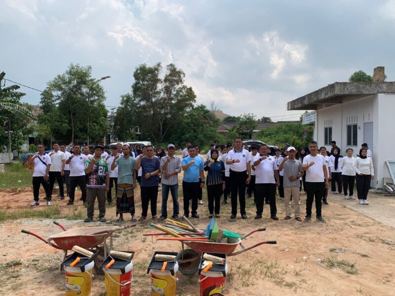 Pegawai Pemasyarakatan se Batam saat membersihkan masjid, Senin (1/12/2025). Foto: Ist/matapedia