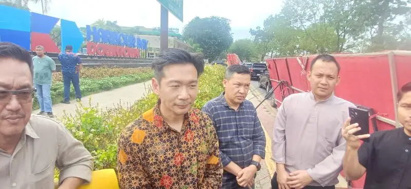 Anggota/Deputi Bidang Infrastruktur BP Batam, Mouris Limanto, saat melakukan survei pendestrian di Habour Bay, Batam, Jumat (2/1/2026). Foto:metroposid