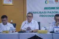 Wakil Gubernur Kerpi, Nyanyang Haris Pratamura memimpin pertemuan bisnis (business matching) stabilisasi pasokan dan harga beras Provinsi Kepri yang digelar di Graha Kepri, Kamis (15/1/2026). Foto: Diskominfo Kepri