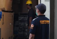 Petugas Bea Cukai kawal reekspor limbah B3. Foto:Istimewa