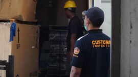 Petugas Bea Cukai kawal reekspor limbah B3. Foto:Istimewa