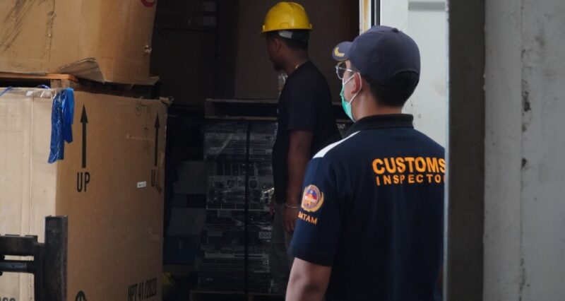 Petugas Bea Cukai kawal reekspor limbah B3. Foto:Istimewa