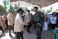 Presiden Prabowo Subianto saat bersalaman dengan prajurit TNI di lokasi korban bencana. Foto:Dok/Facebook Prabowo Subianto