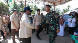 Presiden Prabowo Subianto saat bersalaman dengan prajurit TNI di lokasi korban bencana. Foto:Dok/Facebook Prabowo Subianto