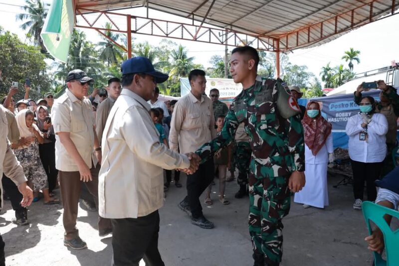 Presiden Prabowo Subianto saat bersalaman dengan prajurit TNI di lokasi korban bencana. Foto:Dok/Facebook Prabowo Subianto