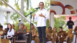 Wali kota Batam Amsakar Achmad saat memberikan arahan awal tahun 2026 di hadapan ribuan ASN di dataran Engku Putri Batam Centre, Senin (5/1/2026). Matapedia6.com/Diskominfo