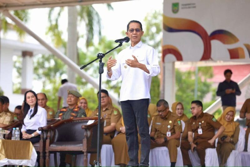 Wali kota Batam Amsakar Achmad saat memberikan arahan awal tahun 2026 di hadapan ribuan ASN di dataran Engku Putri Batam Centre, Senin (5/1/2026). Matapedia6.com/Diskominfo
