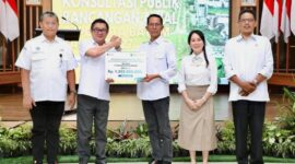 Amsakar dan Li Claudia bersama PLN Batam. Foto:Diskominfo