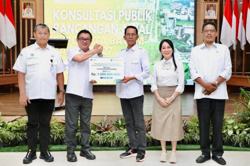 Amsakar dan Li Claudia bersama PLN Batam. Foto:Diskominfo