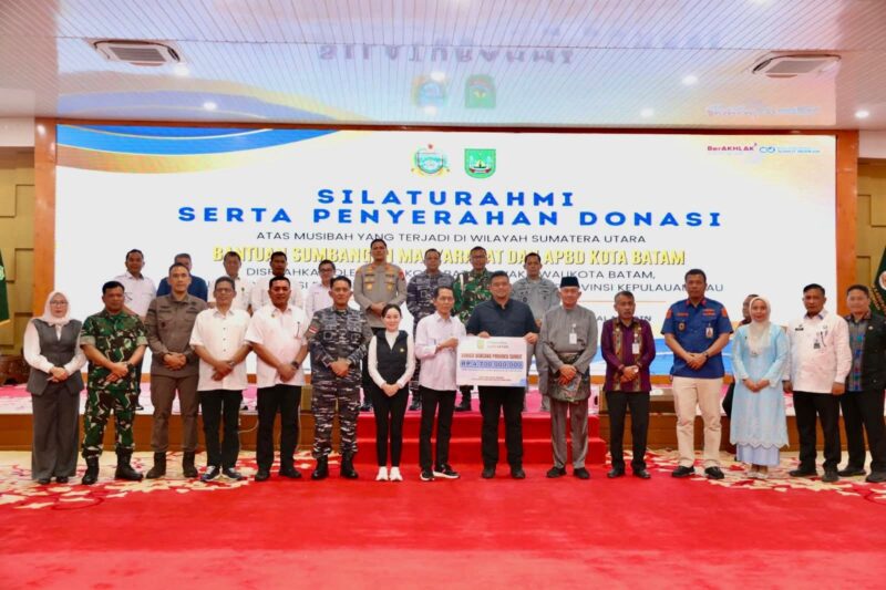 Penyerahan bantuan bencana alam di Medan oleh Forkopimda Batam pada Kamis (8/1/2026). Foto:Diskominfo Batam