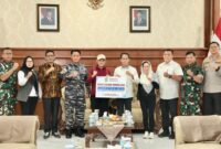 Jajaran forkopimda Kota Batam saat menyerahkan bantuan kemanusiaan kepada pemerintah Provinsi Aceh diterima Wakil Gubernur Aceh, Fadhlullah, di Banda Aceh, Jumat (9/1/2026).Matapedia6.com, Diskominfo