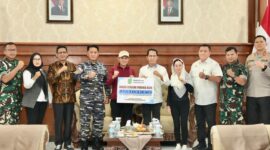 Jajaran forkopimda Kota Batam saat menyerahkan bantuan kemanusiaan kepada pemerintah Provinsi Aceh diterima Wakil Gubernur Aceh, Fadhlullah, di Banda Aceh, Jumat (9/1/2026).Matapedia6.com, Diskominfo