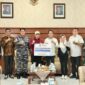 Jajaran forkopimda Kota Batam saat menyerahkan bantuan kemanusiaan kepada pemerintah Provinsi Aceh diterima Wakil Gubernur Aceh, Fadhlullah, di Banda Aceh, Jumat (9/1/2026).Matapedia6.com, Diskominfo