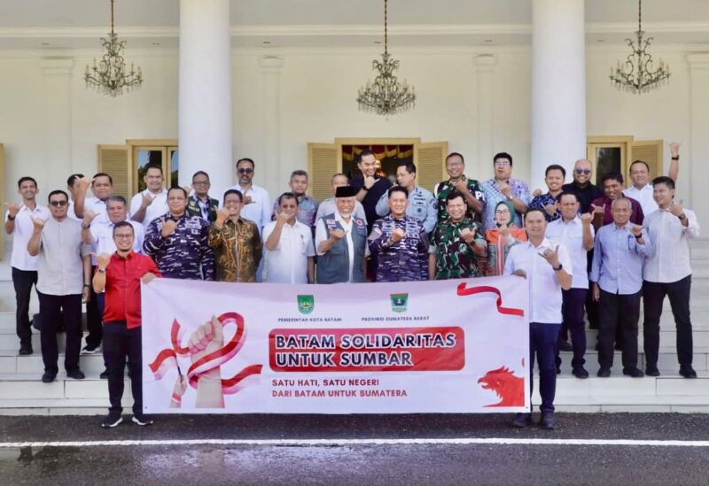 Pemko Batam menyerahkan bantuan untuk korban bancir di Sumatera Barat pada Minggu (11/1/2026). Foto:Diskominfo