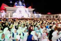 Ribuan jemaah memadati Masjid Agung Raja Hamidah, Batamcentre dalam peringatan Isra Mikraj Nabi Muhammad SAW Tingkat Kota Batam 1447 Hijriah pada Kamis (15/1/2026). Foto:Diskominfo
