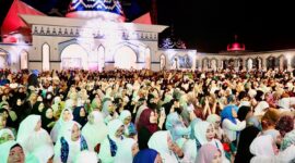 Ribuan jemaah memadati Masjid Agung Raja Hamidah, Batamcentre dalam peringatan Isra Mikraj Nabi Muhammad SAW Tingkat Kota Batam 1447 Hijriah pada Kamis (15/1/2026). Foto:Diskominfo