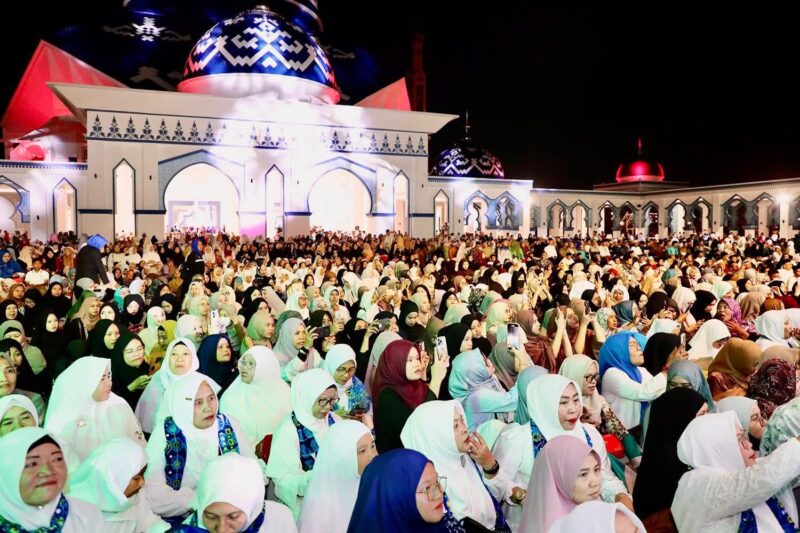 Ribuan jemaah memadati Masjid Agung Raja Hamidah, Batamcentre dalam peringatan Isra Mikraj Nabi Muhammad SAW Tingkat Kota Batam 1447 Hijriah pada Kamis (15/1/2026). Foto:Diskominfo
