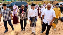 Wali Kota Batam Amsakar Achmad saat menghadiri peletakan batu pertama pembangunan Masjid Jami Al-Falah di Perumahan Central Hills, Kelurahan Belian, Kecamatan Batam Kota, Minggu (18/1/2026).Matapedia6.com/Diskominfo