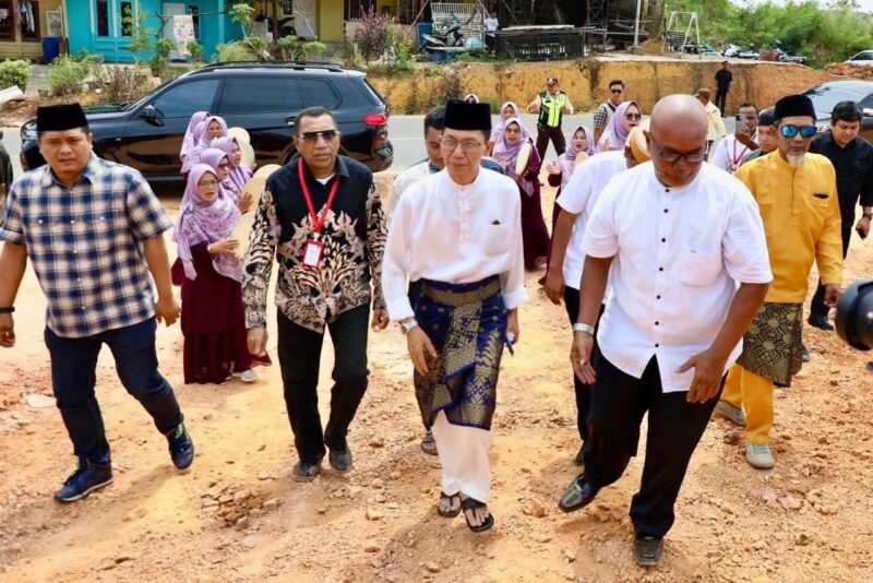 Wali Kota Batam Amsakar Achmad saat menghadiri peletakan batu pertama pembangunan Masjid Jami Al-Falah di Perumahan Central Hills, Kelurahan Belian, Kecamatan Batam Kota, Minggu (18/1/2026).Matapedia6.com/Diskominfo