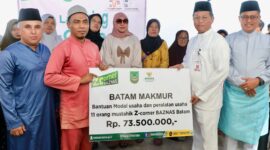 Sekda Batam Firmansyah saat menyerahkan simbolis bantuan Baznas. Foto:Diskominfo
