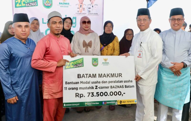 Sekda Batam Firmansyah saat menyerahkan simbolis bantuan Baznas. Foto:Diskominfo