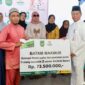 Sekda Batam Firmansyah saat menyerahkan simbolis bantuan Baznas. Foto:Diskominfo