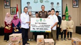 BAZNAS Batam bersama Kajari berikan bantuan kepada 25 pantiasuhan di Kota Batam, penyerahan bantuan dilaksanakan di aula kantor Kejaksaan Negeri Batam, Senin (26/1/2026). Matapedia6.com/Diakominfo
