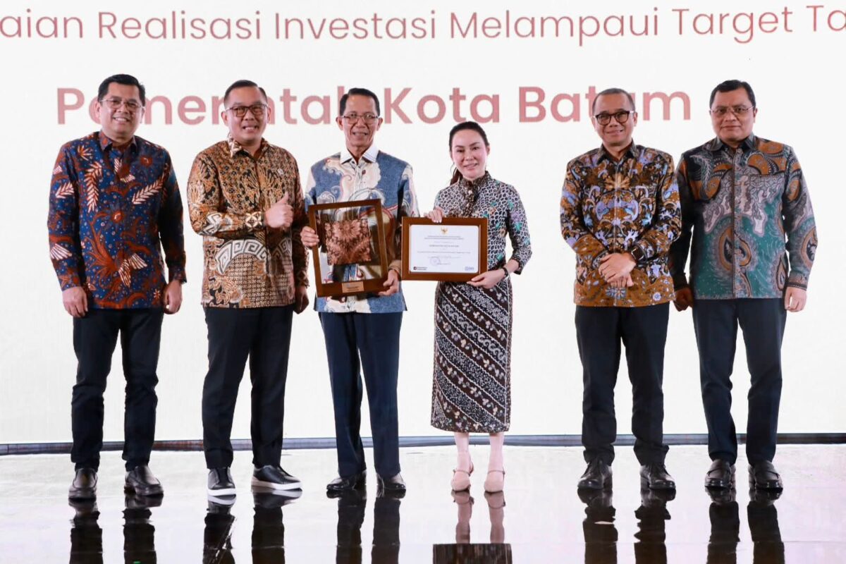Wali Kota Batam Amsakar Achmad dan Wakil Wali kota Batam Li Claudia saat menerima penghargaan beberapa hari lalu. Foto:Diskominfo