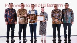 Wali Kota Batam Amsakar Achmad dan Wakil Wali kota Batam Li Claudia saat menerima penghargaan beberapa hari lalu. Foto:Diskominfo