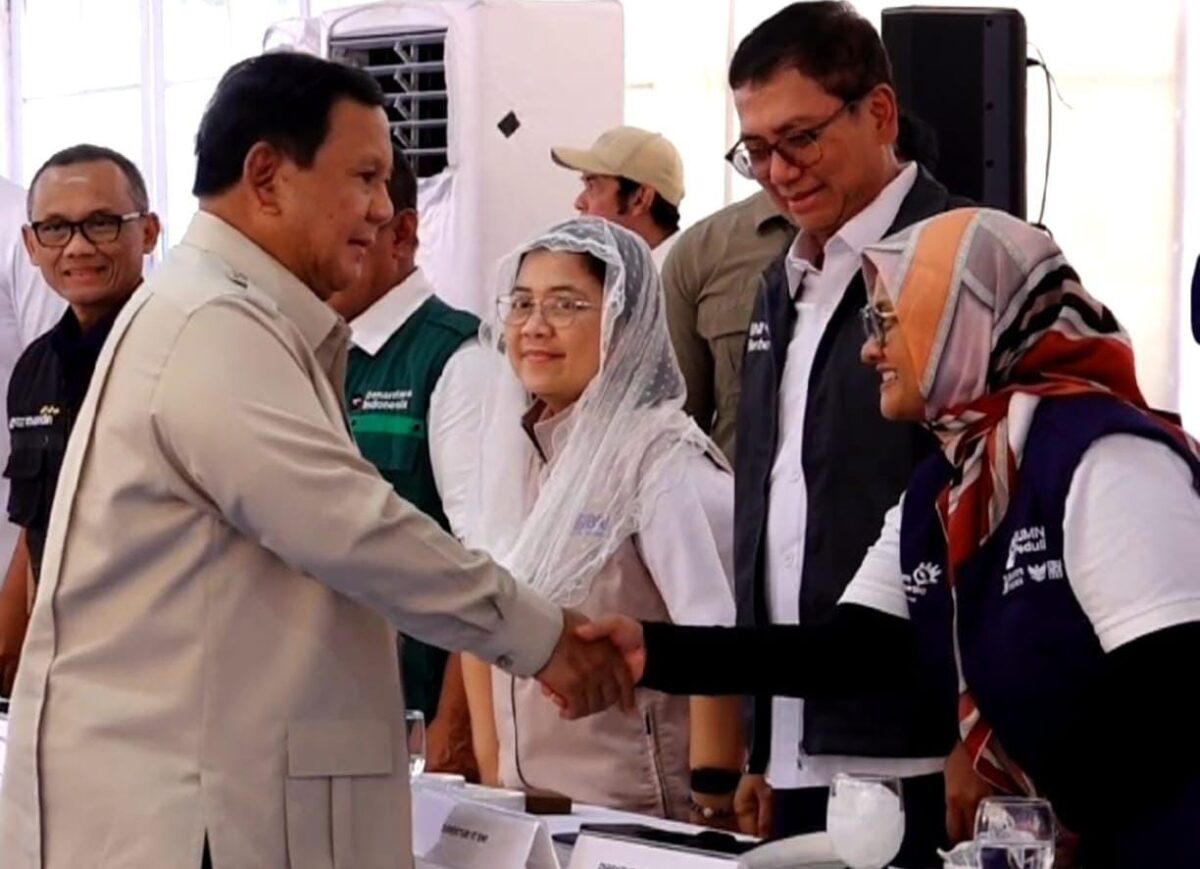 Direktur Utama Telkom Dian Siswarini (kanan) berjabat tangan dengan Presiden Republik Indonesia (RI) Prabowo Subianto (kiri) pada agenda Kunjungan Kerja ke Aceh Tamiang dalam rangka meninjau secara langsung Hunian Danantara (Huntara) yang diperuntukkan bagi masyarakat terdampak banjir pada Kamis (1/1/2026). (Sumber: Rusman - Biro Pers Sekretariat Presiden).