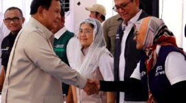 Direktur Utama Telkom Dian Siswarini (kanan) berjabat tangan dengan Presiden Republik Indonesia (RI) Prabowo Subianto (kiri) pada agenda Kunjungan Kerja ke Aceh Tamiang dalam rangka meninjau secara langsung Hunian Danantara (Huntara) yang diperuntukkan bagi masyarakat terdampak banjir pada Kamis (1/1/2026). (Sumber: Rusman - Biro Pers Sekretariat Presiden). 