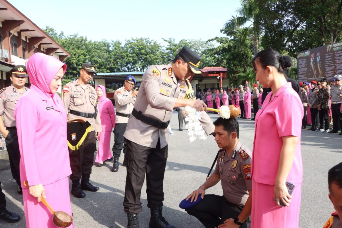 Kapolresta Barelang Kombes Pol Anggoro Wicaksono memimpin langsung Upacara Laporan Kenaikan Pangkat 127 personel Polresta Barelang Terhitung Mulai Tanggal (TMT) 1 Januari 2026. Foto:dok/Humas Polresta Barelang