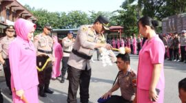Kapolresta Barelang Kombes Pol Anggoro Wicaksono memimpin langsung Upacara Laporan Kenaikan Pangkat 127 personel Polresta Barelang Terhitung Mulai Tanggal (TMT) 1 Januari 2026. Foto:dok/Humas Polresta Barelang