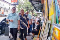 Menteri Ekonomi Kreatif, Teuku Riefky Harsya, meninjau salah satu toko IP lokal, Tahilalat, dalam rangkaian peninjauan libur Natal dan Tahun Baru (Nataru) 2025–2026 di Bandung, Jawa Barat, Jumat (2/1/2026). Foto:Humas 