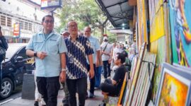 Menteri Ekonomi Kreatif, Teuku Riefky Harsya, meninjau salah satu toko IP lokal, Tahilalat, dalam rangkaian peninjauan libur Natal dan Tahun Baru (Nataru) 2025–2026 di Bandung, Jawa Barat, Jumat (2/1/2026). Foto:Humas 