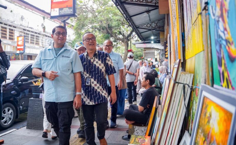 Menteri Ekonomi Kreatif, Teuku Riefky Harsya, meninjau salah satu toko IP lokal, Tahilalat, dalam rangkaian peninjauan libur Natal dan Tahun Baru (Nataru) 2025–2026 di Bandung, Jawa Barat, Jumat (2/1/2026). Foto:Humas