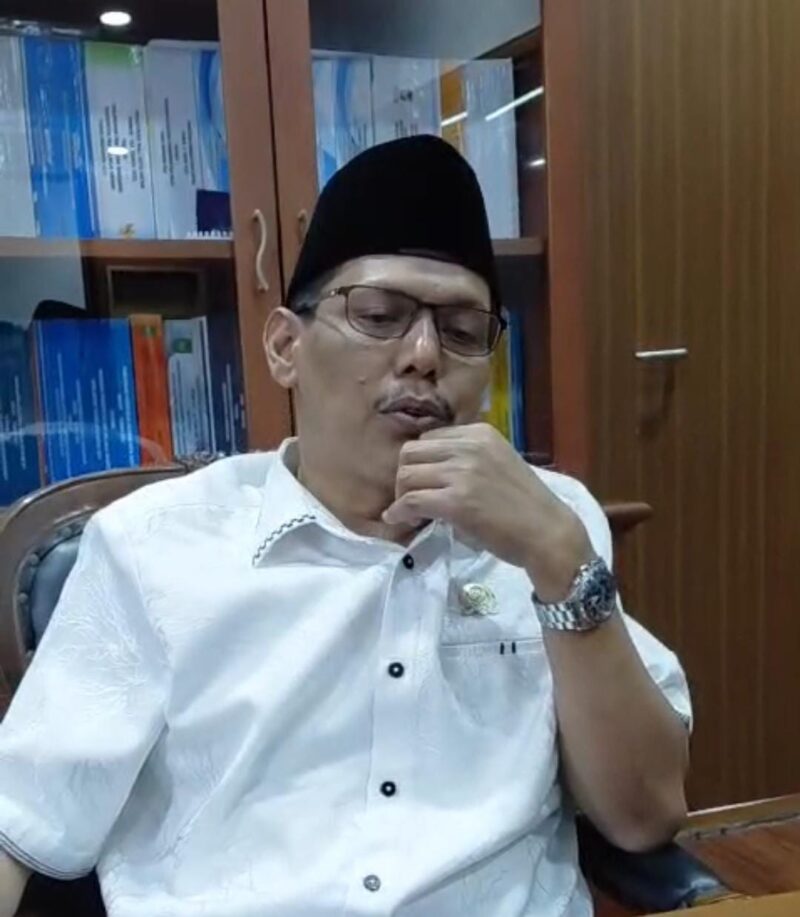 Ketua DPRD Kota Batam Muhammad Kamaluddin saat memberikan keterangan di ruang kerjanya di Lantai dua Gedung DPRD Batam, Senin (5/1/2025). Matapedia6.com/Luci