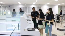 Petugas Imigrasi Batam tengah periksa penumpang di pelabuhan Internasional beberapa hari lalu. Foto:Istimewa