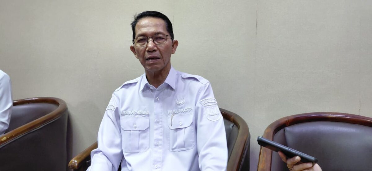 Wali Kota Batam Amsakar Achmad saat memberikan penjelasan kepada media di kantor Wali Kota Batam, Selasa (6/1/2026). Matapedia6.com/Luci