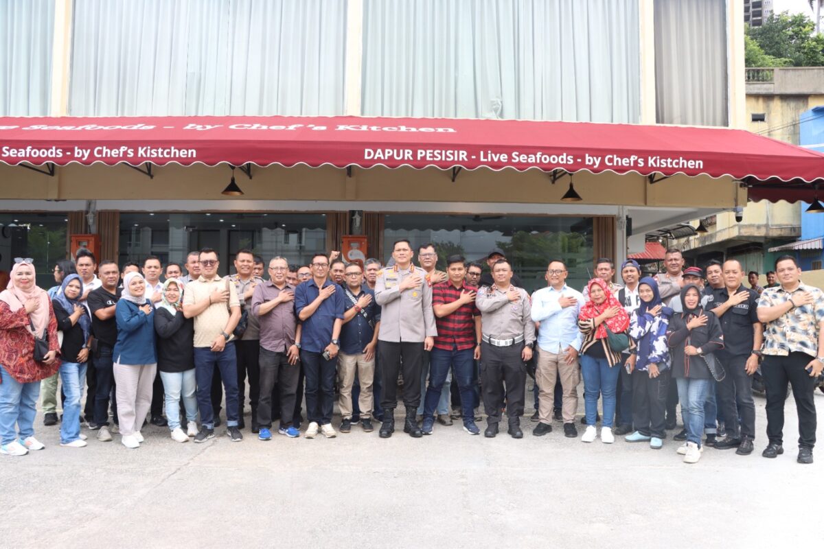 Kapolresta Barelang Kombes Pol Anggoro Wicaksono bersama sejumlah awak media pada Selasa (6/1/2026). Foto:dok/humas Polresta