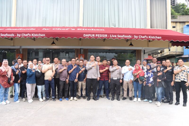 Kapolresta Barelang Kombes Pol Anggoro Wicaksono bersama sejumlah awak media pada Selasa (6/1/2026). Foto:dok/humas Polresta