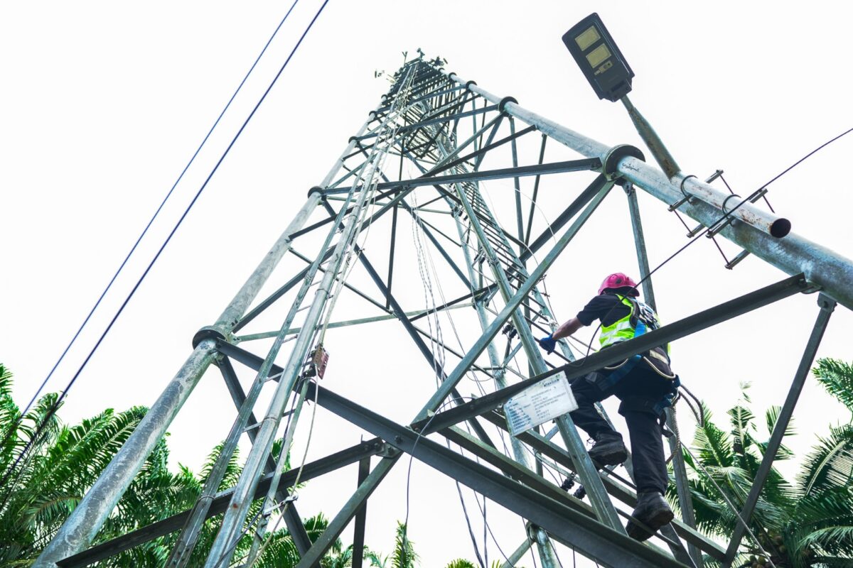 Petugas Indosat saat di tower. Foto:Istimewa