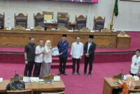 Ketua panitia pembentukan Ranperda LAM menyerahkan dokumen rancangan kepada Wali Kota Batam Amsakar Achmad di ruang sidang Utama DPRD Batam, Rabu (7/1/2025). Matapedia6.com/Luci