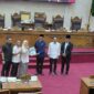 Ketua panitia pembentukan Ranperda LAM menyerahkan dokumen rancangan kepada Wali Kota Batam Amsakar Achmad di ruang sidang Utama DPRD Batam, Rabu (7/1/2025). Matapedia6.com/Luci