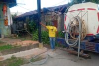 Petugas mobil tangki saat datang ke Komplek warga di Tanjung Sengkuang mengantar air, untuk memenuhi kebutuhan air warga, Rabu (7/1/2026). Matapedia6.com/ Dok Warga